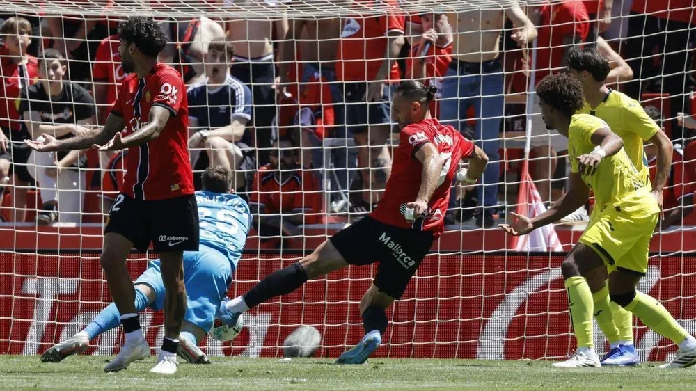 El delantero kosovar del Mallorca Vedat Muriqi (c) anota el primer gol del equipo durante el partido de la jornada 35 de LaLiga que Mallorca y Villarreal disputaron en el estadio de Son Moix de Palma. EFECati Cladera. (Mallorca) (Villarreal)