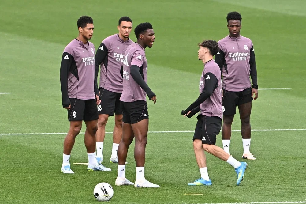 El centrocampista del Real Madrid Aurelien Tchouameni (c), junto a sus compañeros durante el entrenamiento realizado este sábado en la Ciudad Deportiva de Valdebebas, previo al partido contra el FC Barcelona.