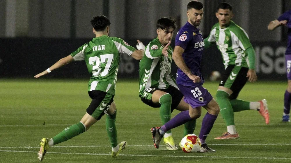Josep Calavera protege el balón rodeado de futbolistas del Betis B.